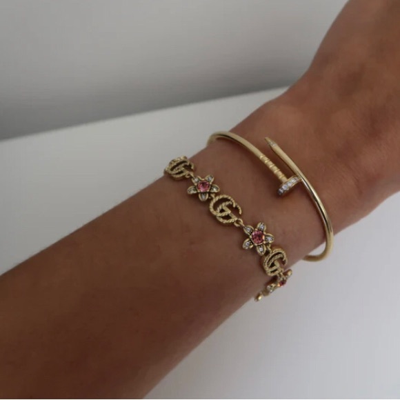 Gucci Antique gold tone bracelet with flowers comes with dust bag - Picture 11 of 12